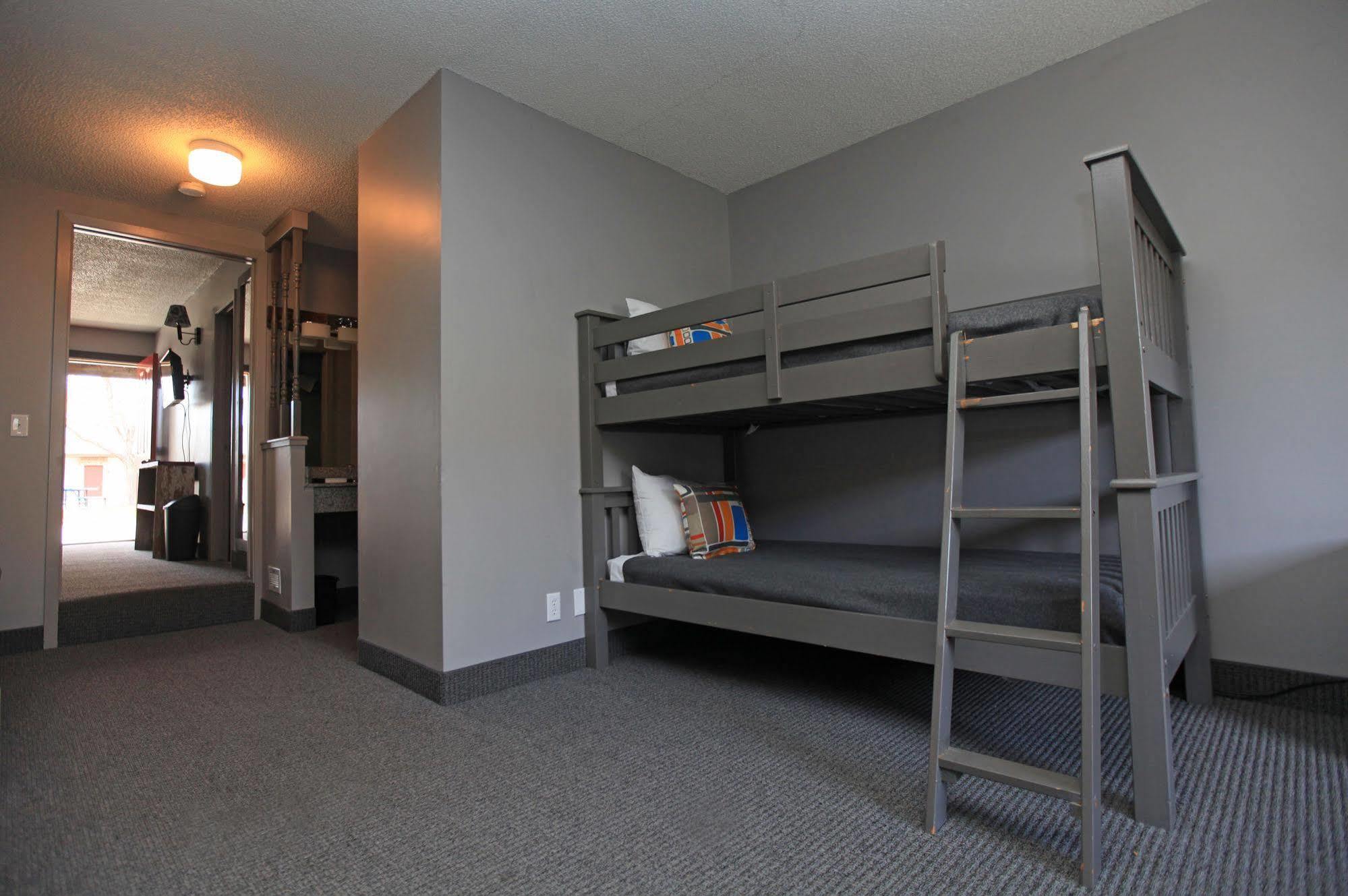 Vintage Block Inn & Suites Okoboji Buitenkant foto